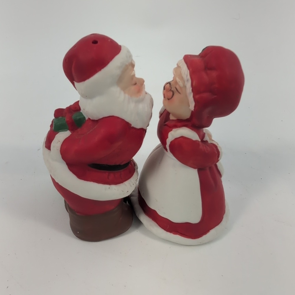 Kissing Santa & Mrs. Claus Ceramic Salt & Pepper Shakers 3 Inch Red Vtg w/ plugs